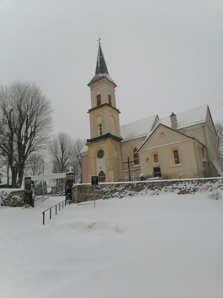 Kościół parafialny w zimie